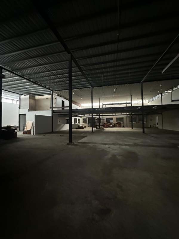 Truck access with wide entry gates and parking at industrial warehouse on Avenida Domingo Díaz