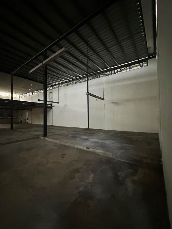 High clearance warehouse with steel roof beams in Don Bosco, Panama