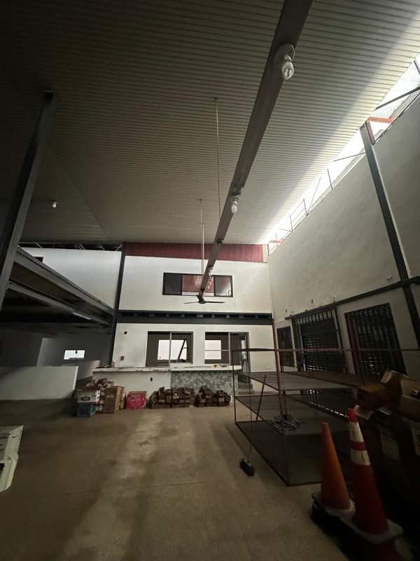 Interior of commercial warehouse showing steel roof beams and ample vertical clearance in Panama City