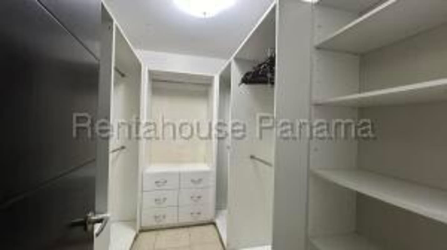 Infinity rooftop pool with panoramic ocean and skyline view PH Bayfront Tower Panama