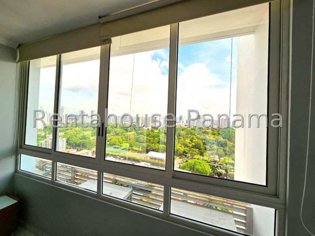 Master bedroom with large window, ensuite bathroom and walk-in closet in PH Quadrat San Francisco Panama