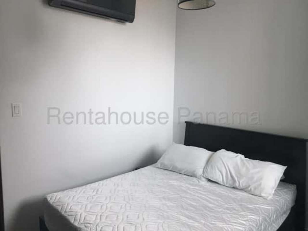 Cozy master bedroom with king bed, AC, and wardrobe PH El Cangrejo Panama