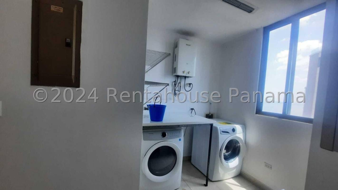 Fully equipped kitchen with granite countertop and appliances Ocean Reef Panama