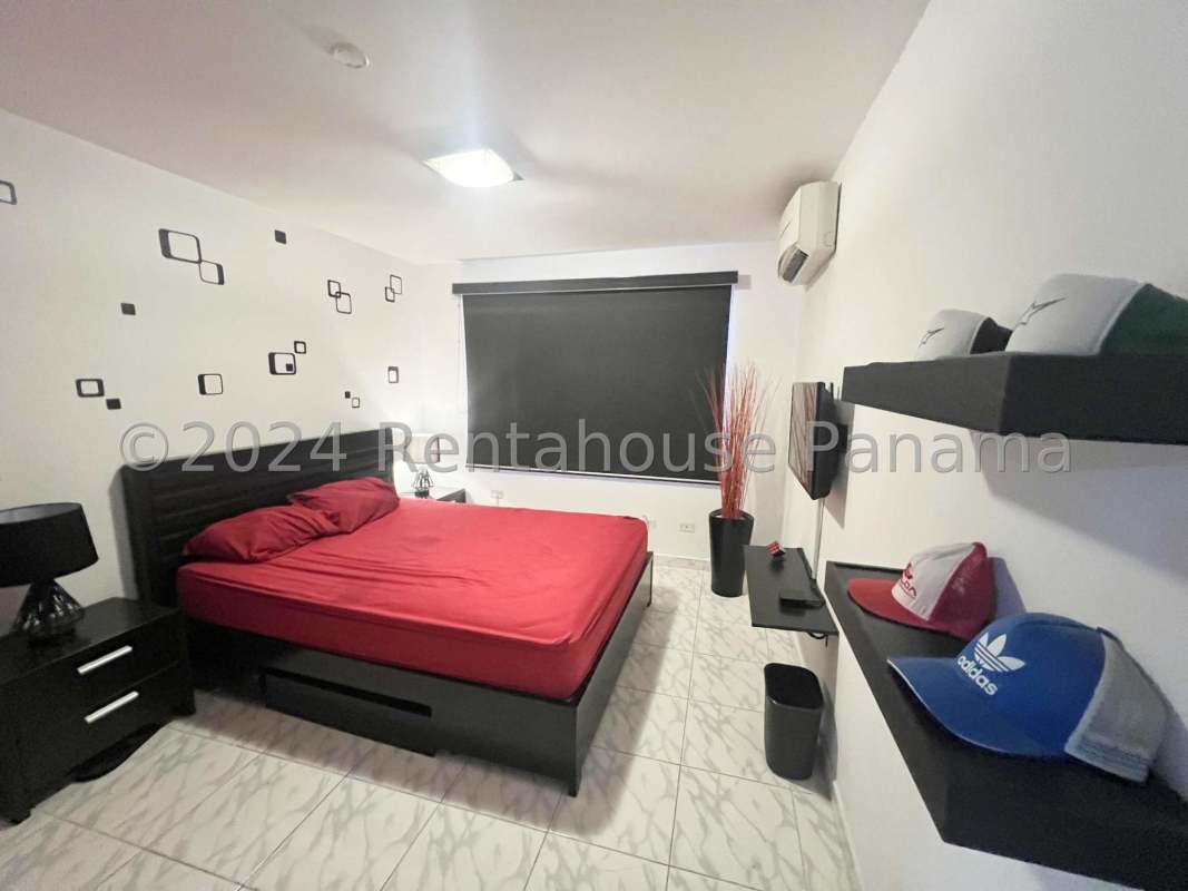 Covered swimming pool with seating area in PH Parque Lindo II Parque Lefevre