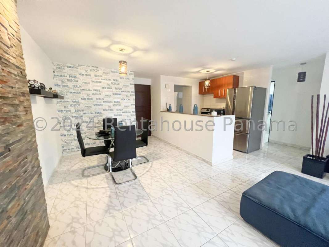 Master bedroom with closet and en-suite bathroom in PH Parque Lindo II Panama City