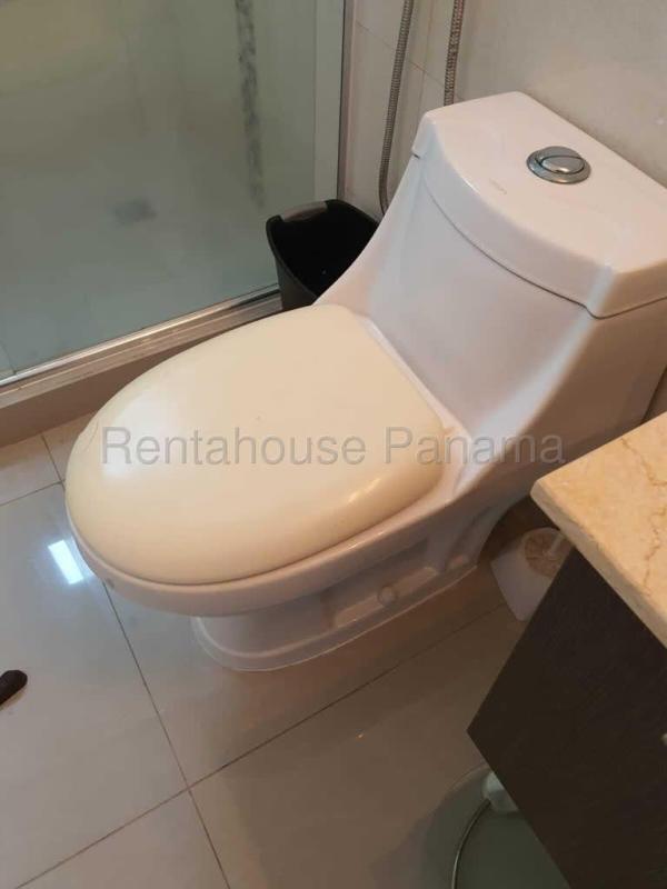 Bright bedroom with window and modern finishes at PH Diamond Tower Panama