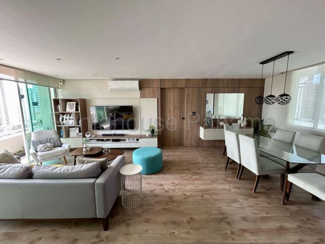 Large bedroom with built-in closet at PH 7400 San Francisco Panama