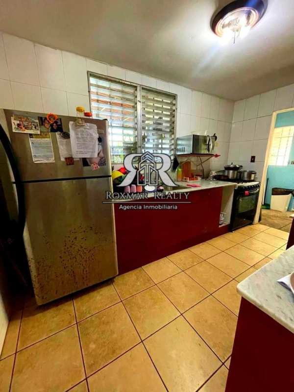 Functional traditional kitchen with refrigerator, stove and microwave Brisas del Golf Panama