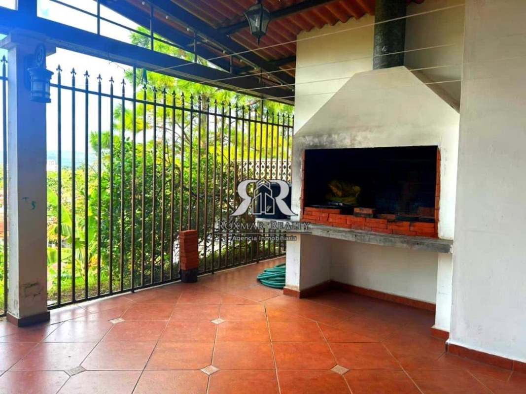 Kitchen with granite countertops, traditional cabinets and appliances Brisas del Golf Panama