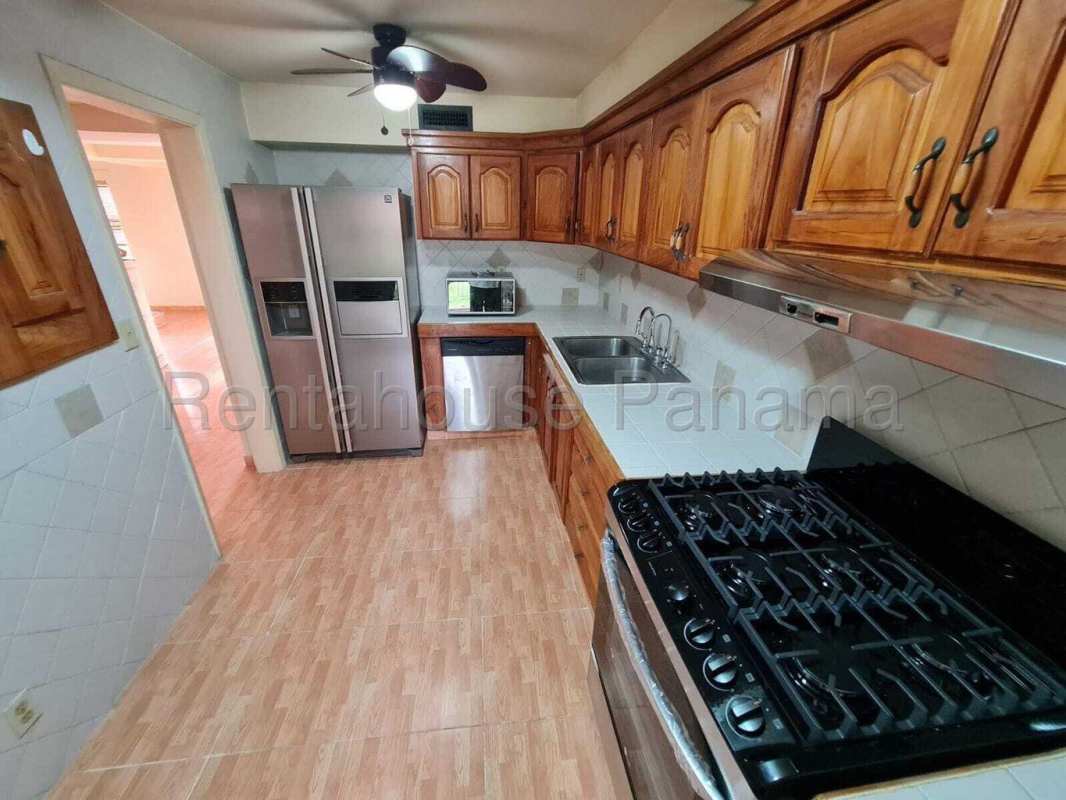 Spacious 5BR House with Terrace & Garden in Clayton Panama