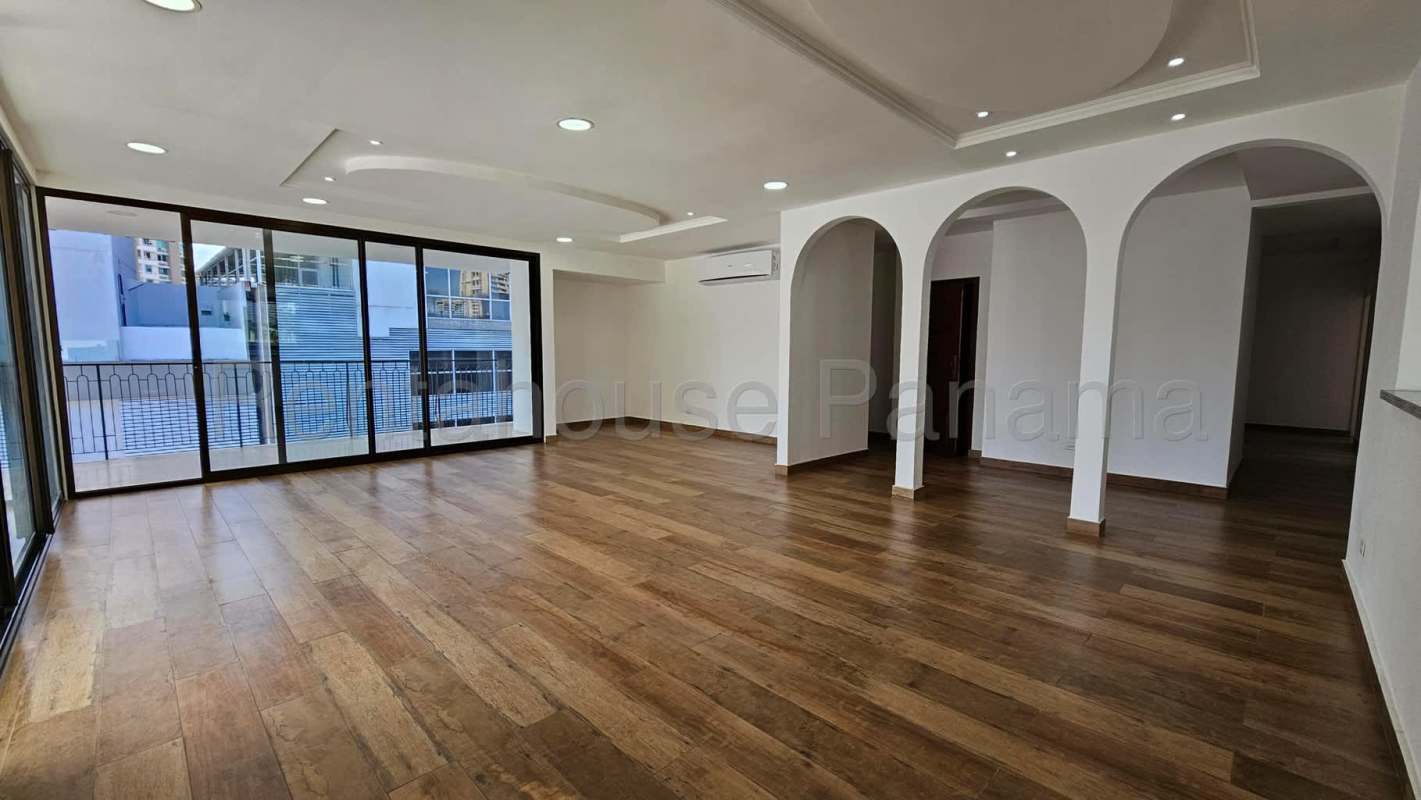 Large bathroom with granite counter, bathtub & shower PH Setton Place El Cangrejo