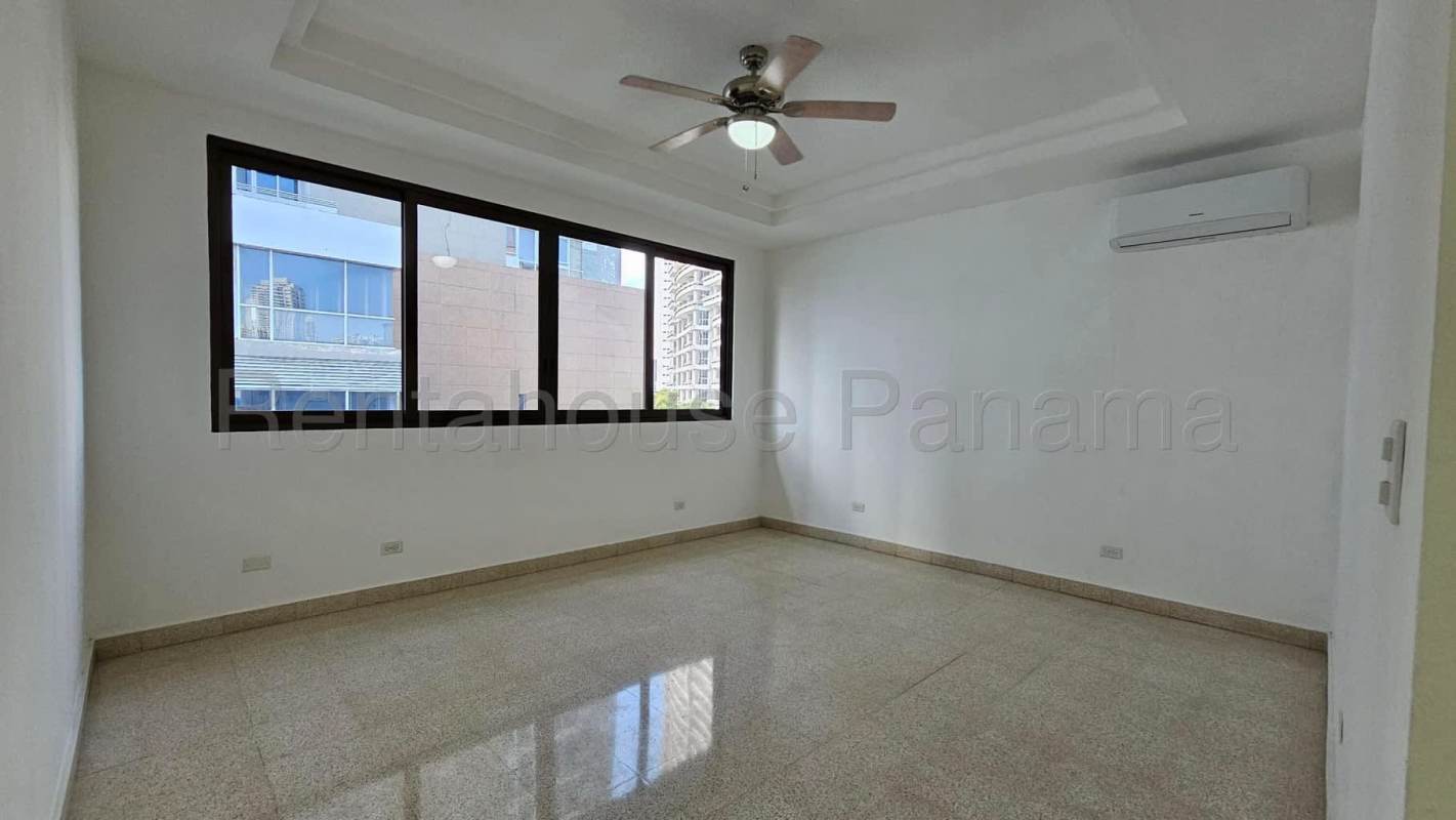 Large master bedroom ensuite, natural light, AC at PH Setton Place El Cangrejo