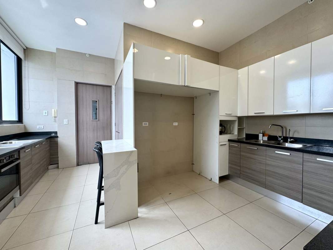 Modern living room with floor to ceiling ocean front windows PH Deluxe Residences Punta Paitilla