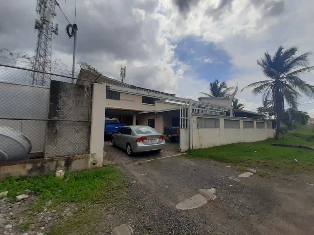 Garage and driveway space for multiple vehicles in house in Villas de las Acacias Panama City