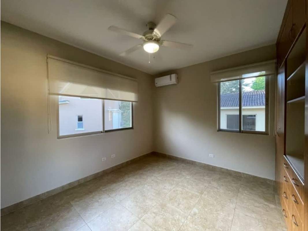 Spacious secondary bedroom with closet, AC and large windows in PH Embassy Gardens Panama City