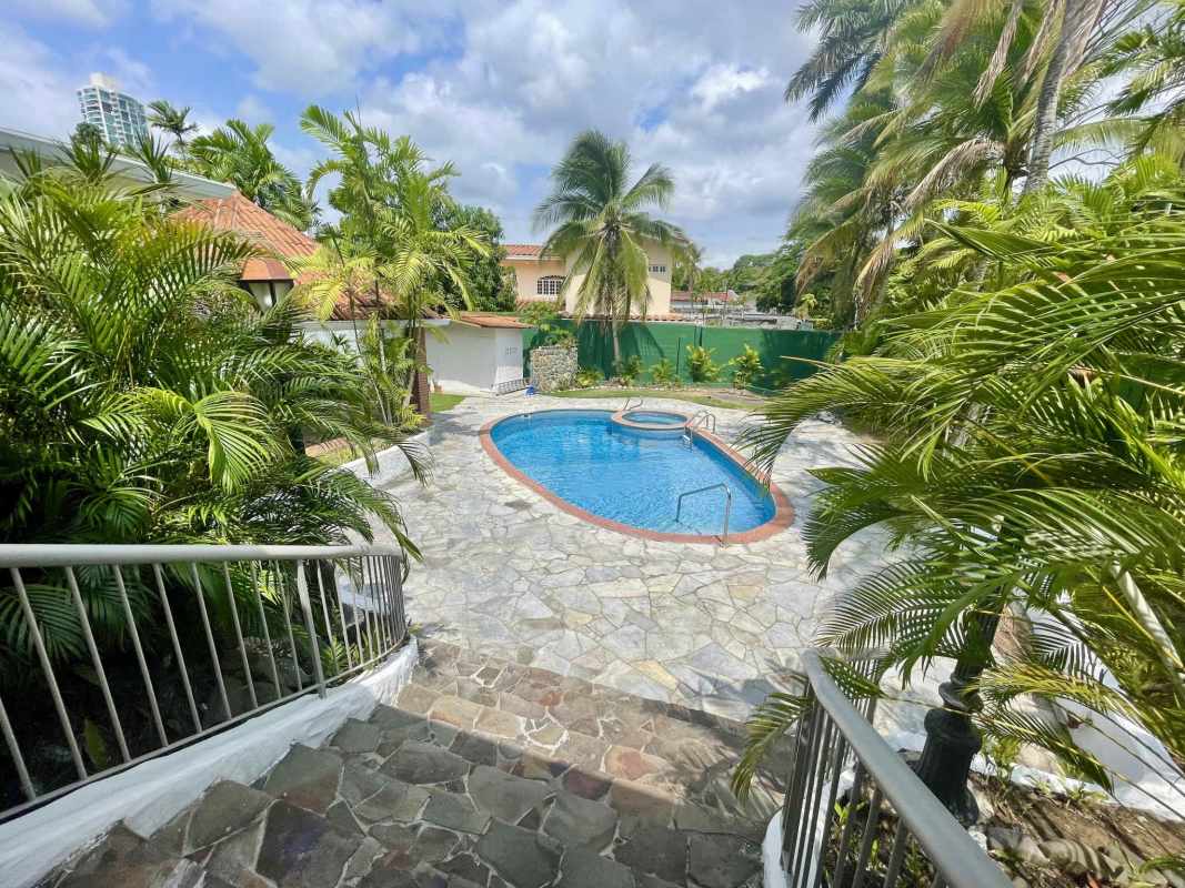 Private tropical backyard with pool, jacuzzi, garden in Loma Alegre San Francisco Panama