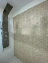 Bathroom with walk-in shower and contemporary fixtures in PH Woodlands Panama Pacifico