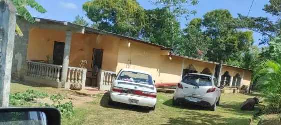 Traditional rural house porch garden cars parked front yard Los Ángeles Burunga