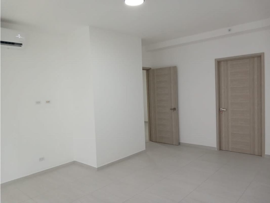 Bedroom with ceramic floors, large window, closet and ensuite bathroom in PH The Towers Calle 50 Panama