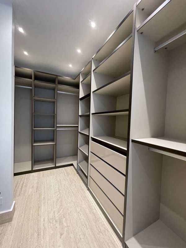 High-end kitchen with elegant finishes and appliances PH The Towers Punta Paitilla Panama