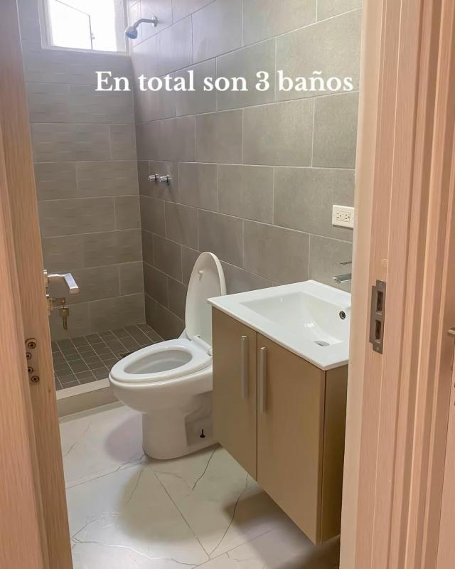 Bathroom with walk-in shower ceramic tiles vanity PH Cresta View Panama