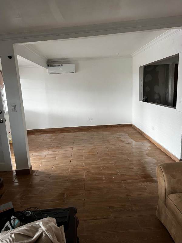 Spacious living area with air conditioning, built-in TV niche, in Betania house for rent in Panama City