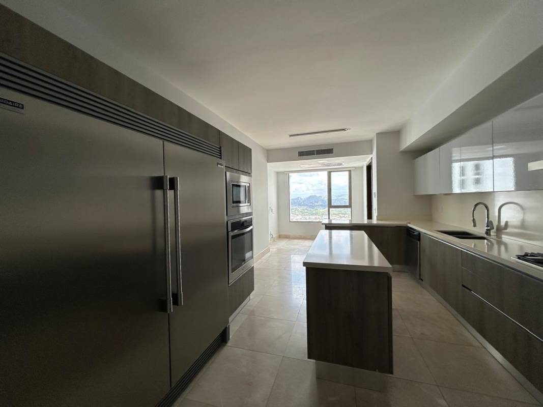 Spacious balcony with panoramic golf course and skyline views at PH Greengarden Santa María Panama City