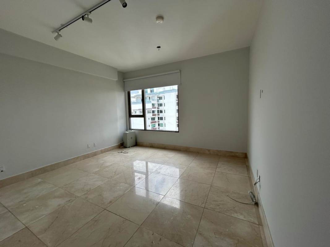 Luxury master bedroom suite with golf course views and large walk-in closet in PH Greengarden Santa María