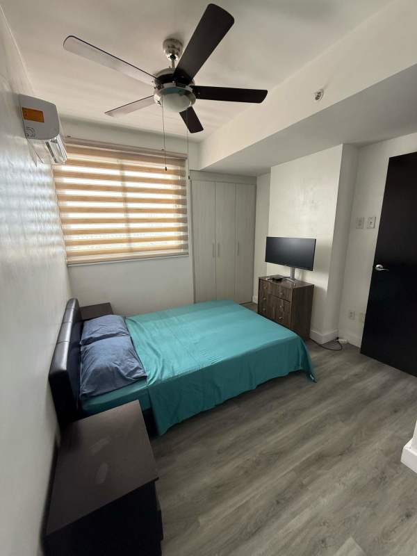 Bright bedroom with split AC, closet, city view Obarrio PH Vista Hermosa