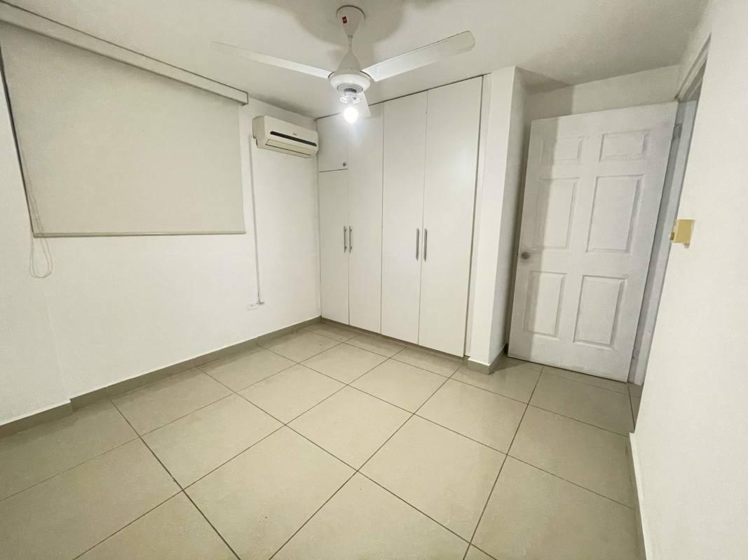 Minimalist empty bedroom ceiling fan air conditioning blinds PH El Ingenio Panama
