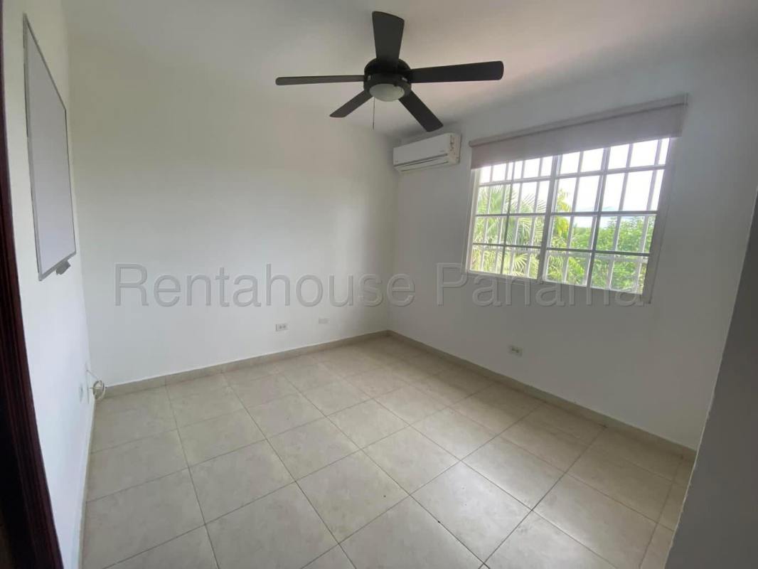 Bedroom with en-suite bath, split AC, large window and closet in Villa Valencia Costa Sur