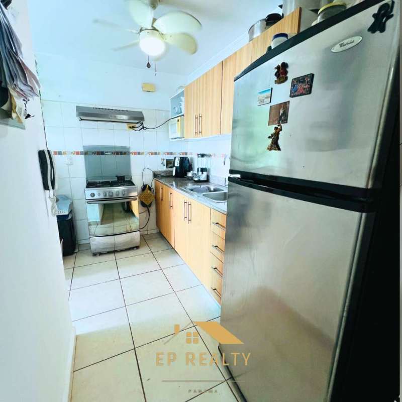 Bright bedroom with closet, ceiling fan, AC, and city skyline view in PH Villa Parque Panama