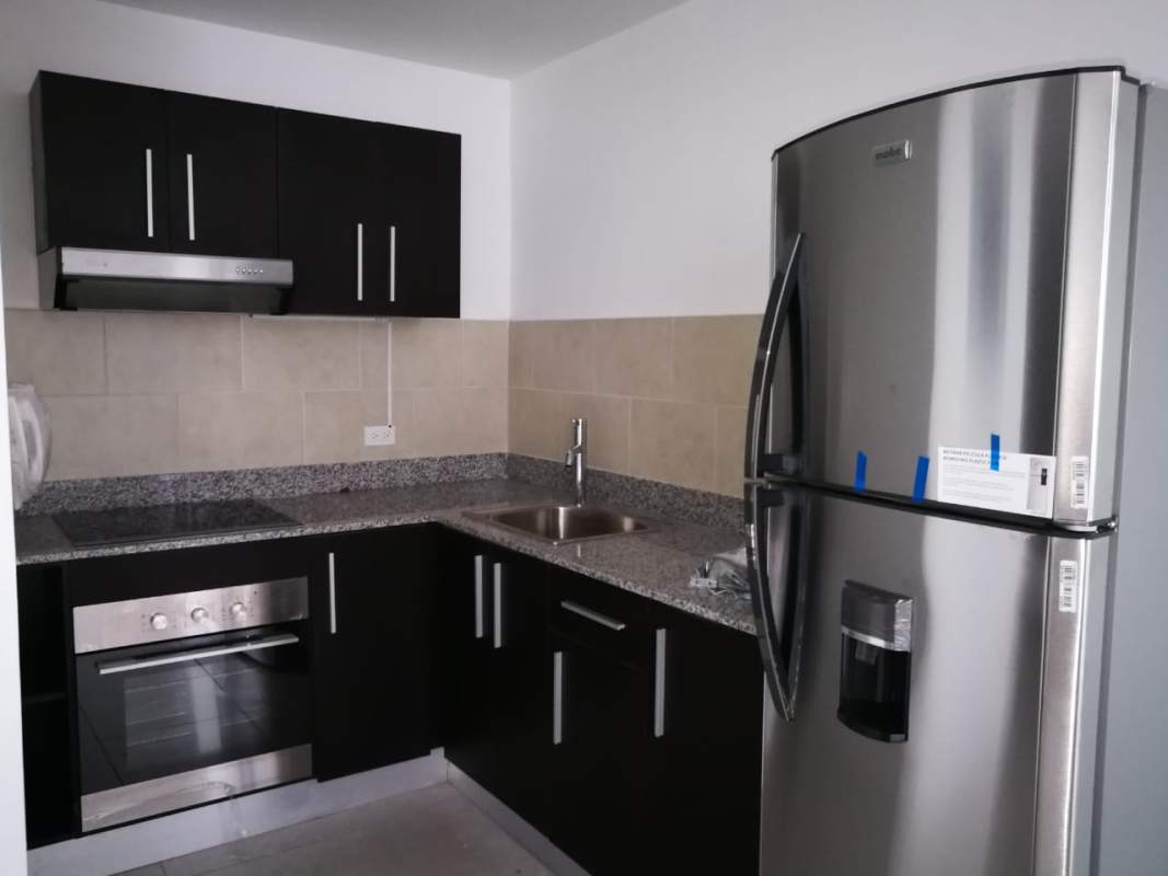 Bedroom with large window, fan, tiled floor PH Bay View Avenida Balboa Panama City