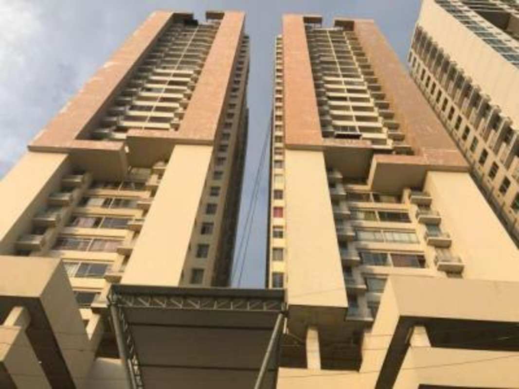 View of PH Hato Pintado Park high-rise towers with balconies and covered entry in La Loma, Panama
