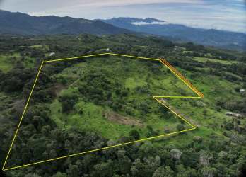 Aerial property boundary outline with vegetation and mountain backdrop in Alto Boquete