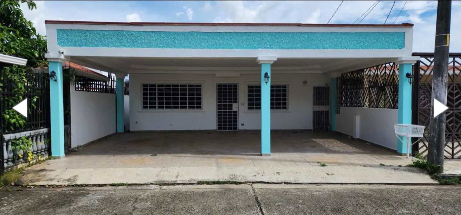 Exterior front with covered parking and gated entrance in Santa Clara family house Juan Díaz Panama