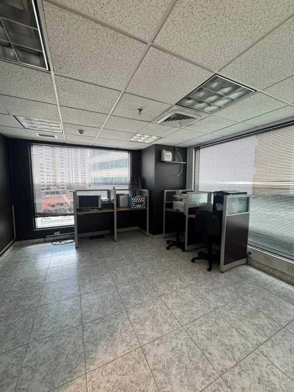 Commercial office with cubicles, windows, fluorescent lighting in Marbella Panama