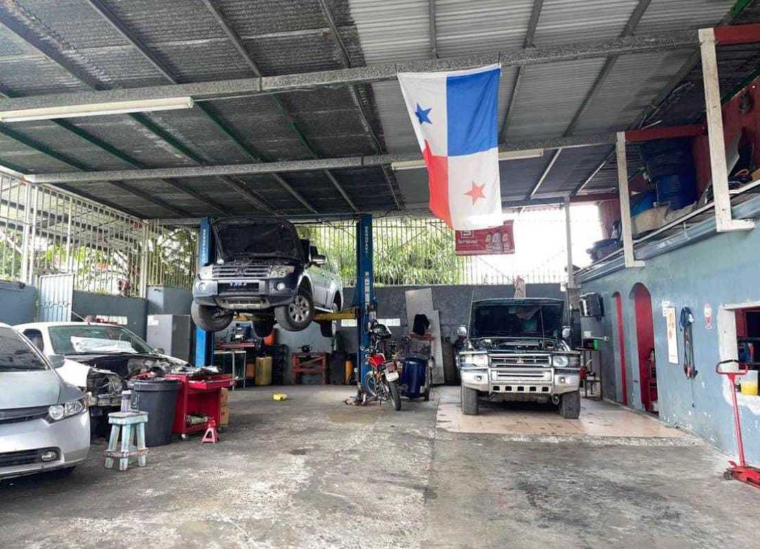 Commercial retail shop interior with glass displays and yellow arch Parque Lefevre Panama
