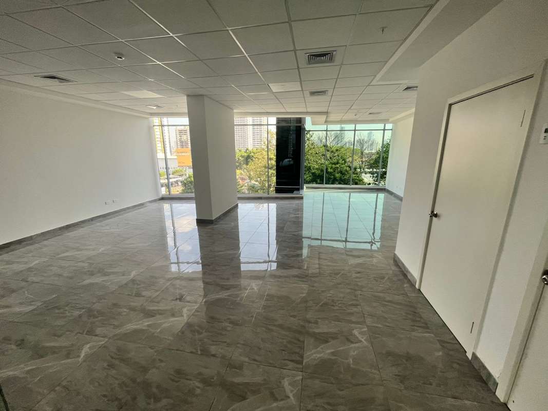 Empty commercial space with large windows and ceramic floors in PH Via Israel Business Center Panama City