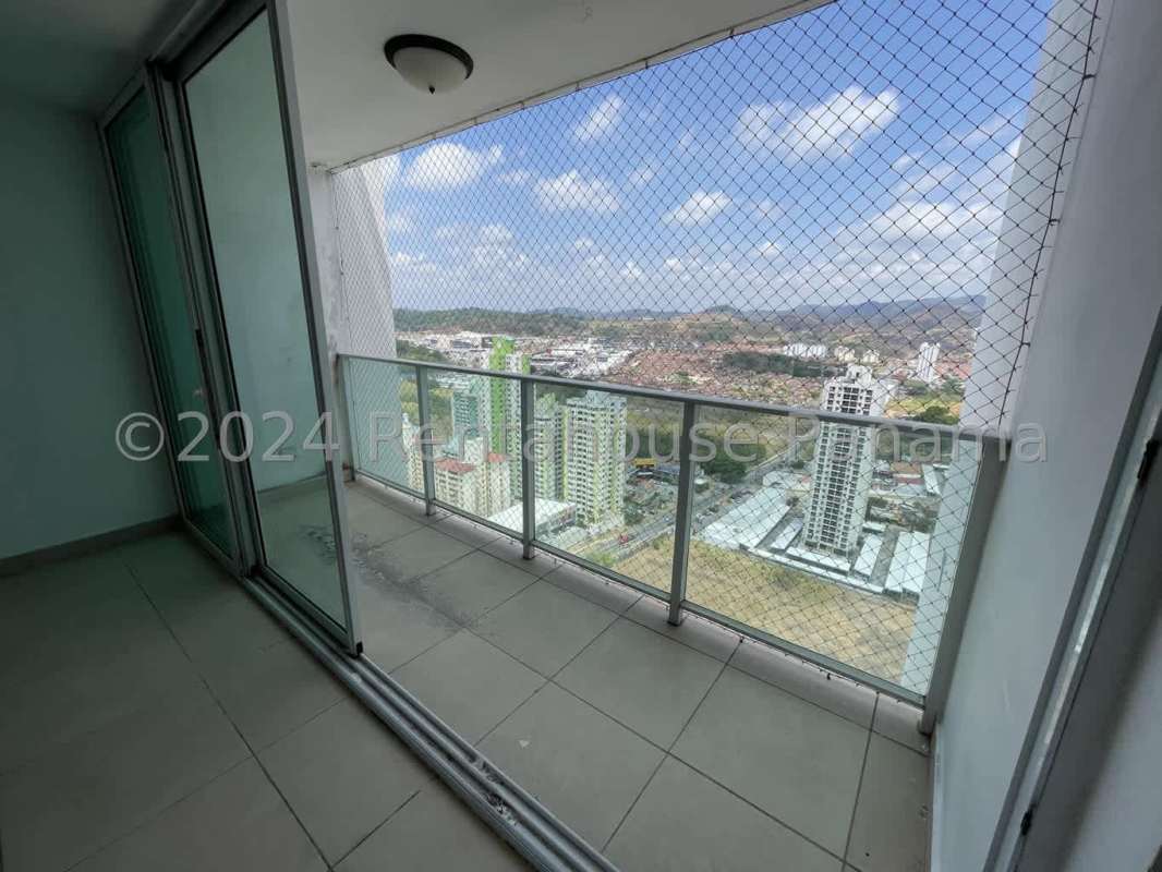 Swimming pool outdoor common area PH Condado Country Club Panama