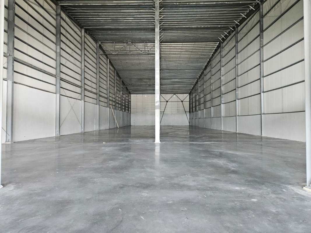Spacious empty warehouse with concrete floor and steel beams at Lefevre Industrial Park Panama