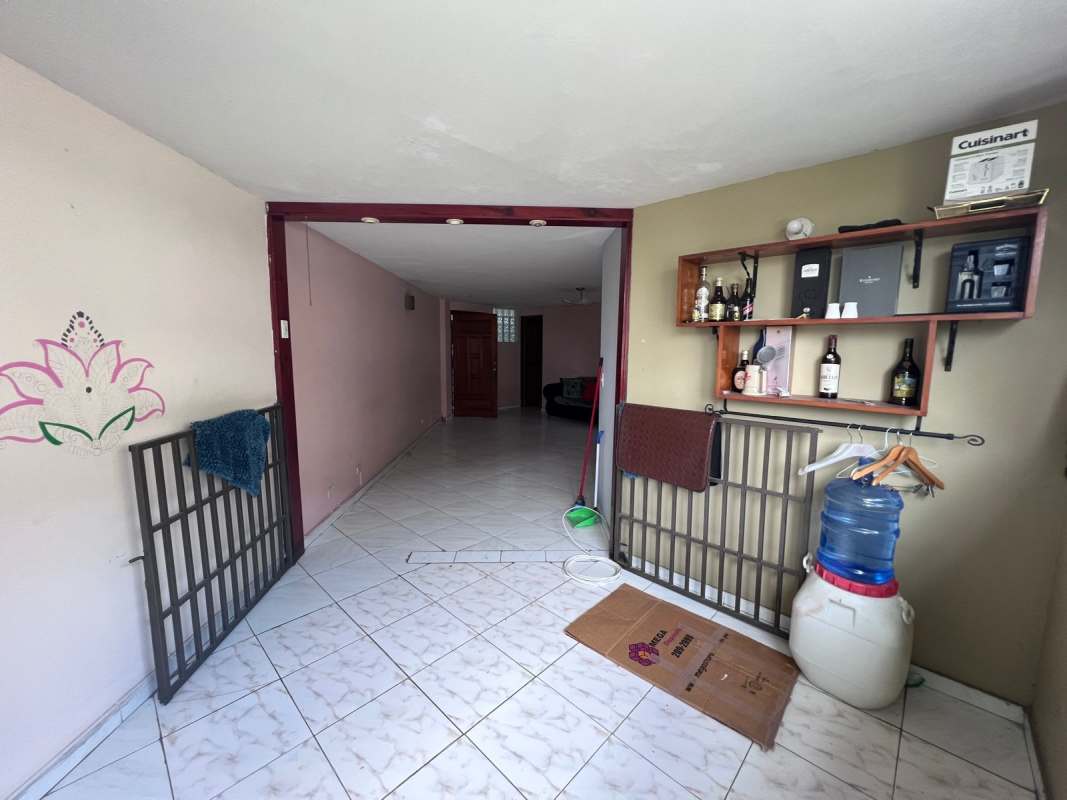 Bedroom with built-in closet and window with blinds PH Plaza Continental Panama