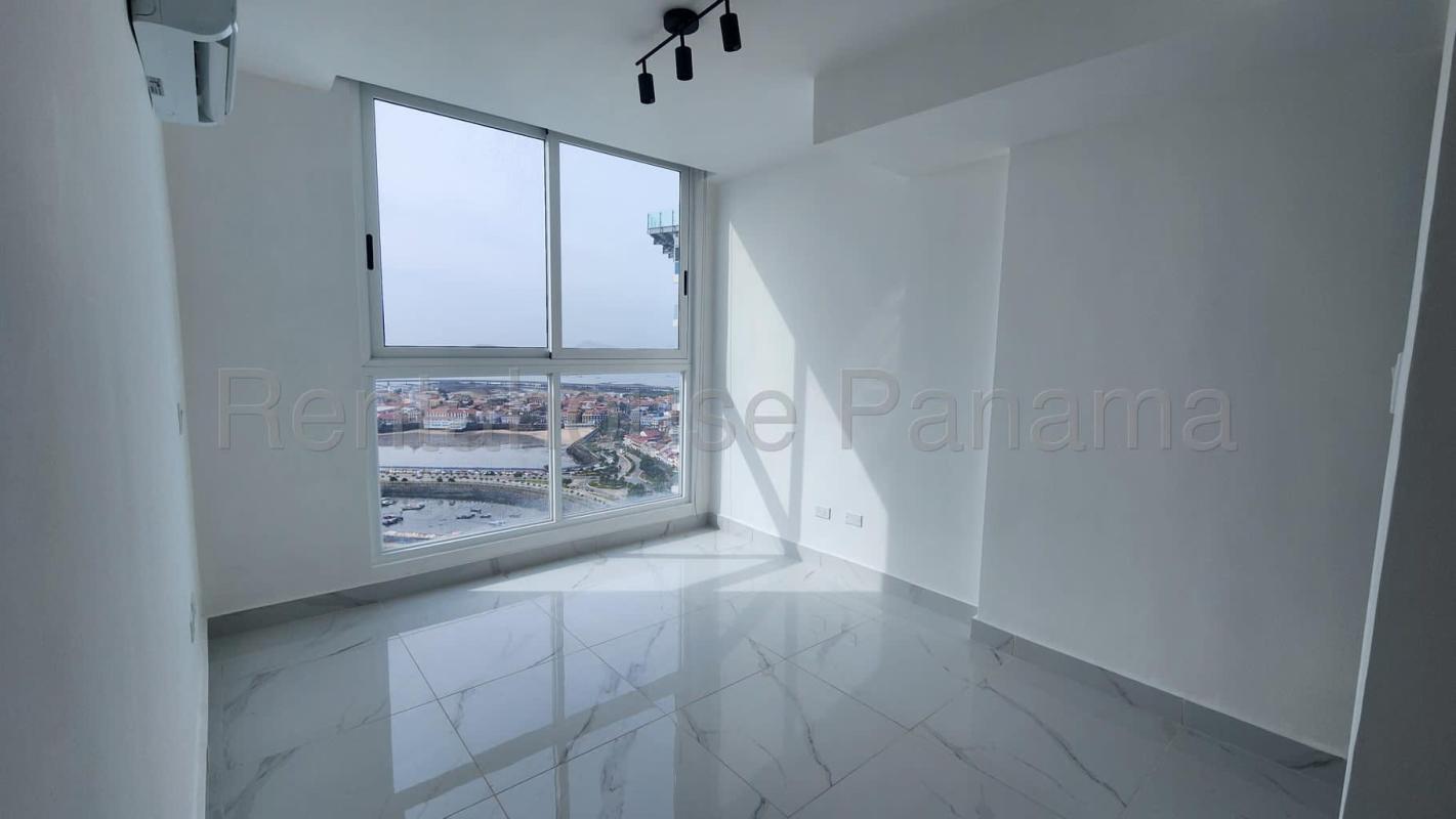 Modern bathroom with walk-in shower and large mirror in PH BICSA apartment Panama