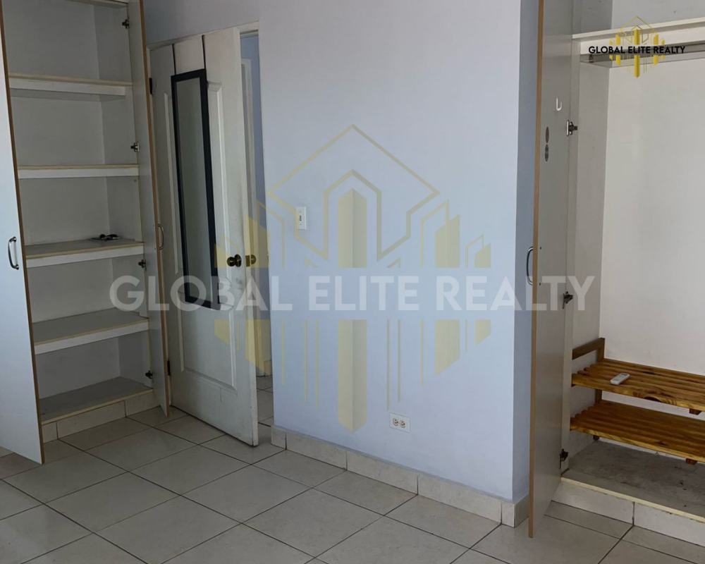 Contemporary bathroom with walk-in shower in PH Hato Pintado Central Panama