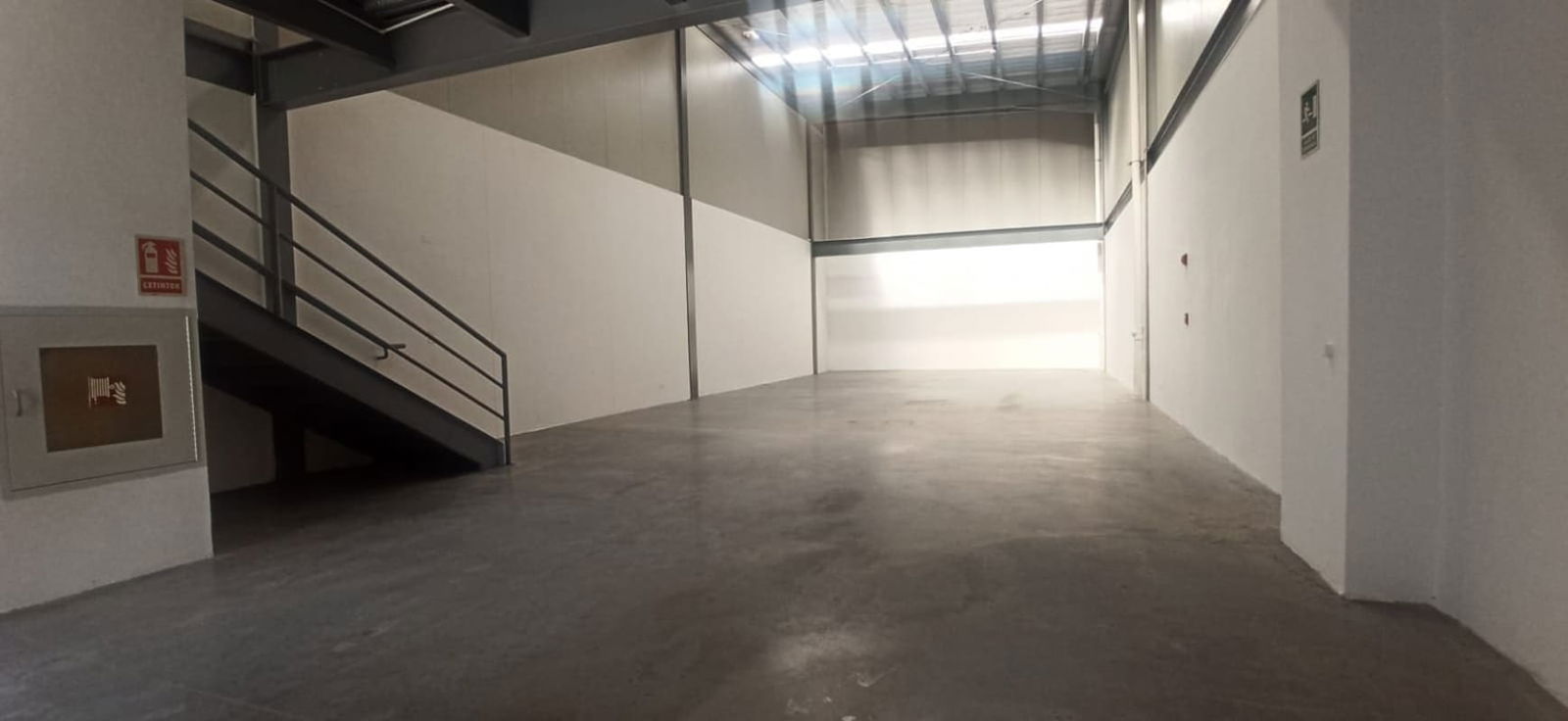 Warehouse with large roll-up doors, high ceilings and smooth loading area at Panama Viejo Business Center.