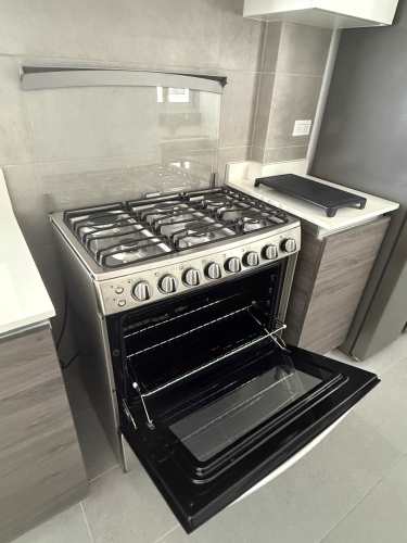 Bedroom with large window and built-in wardrobe at PH Metropolitan Park in Carrasquilla