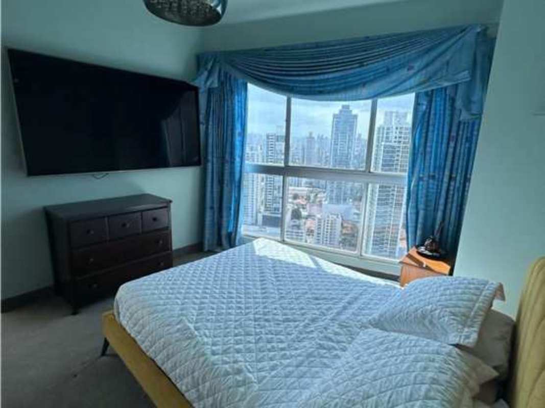 Sky pool with jacuzzi panoramic skyline views PH Park Loft San Francisco Panama