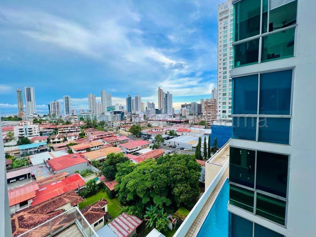 Fully equipped open kitchen with granite countertops, stainless steel appliances PH Quartier 74 Panama