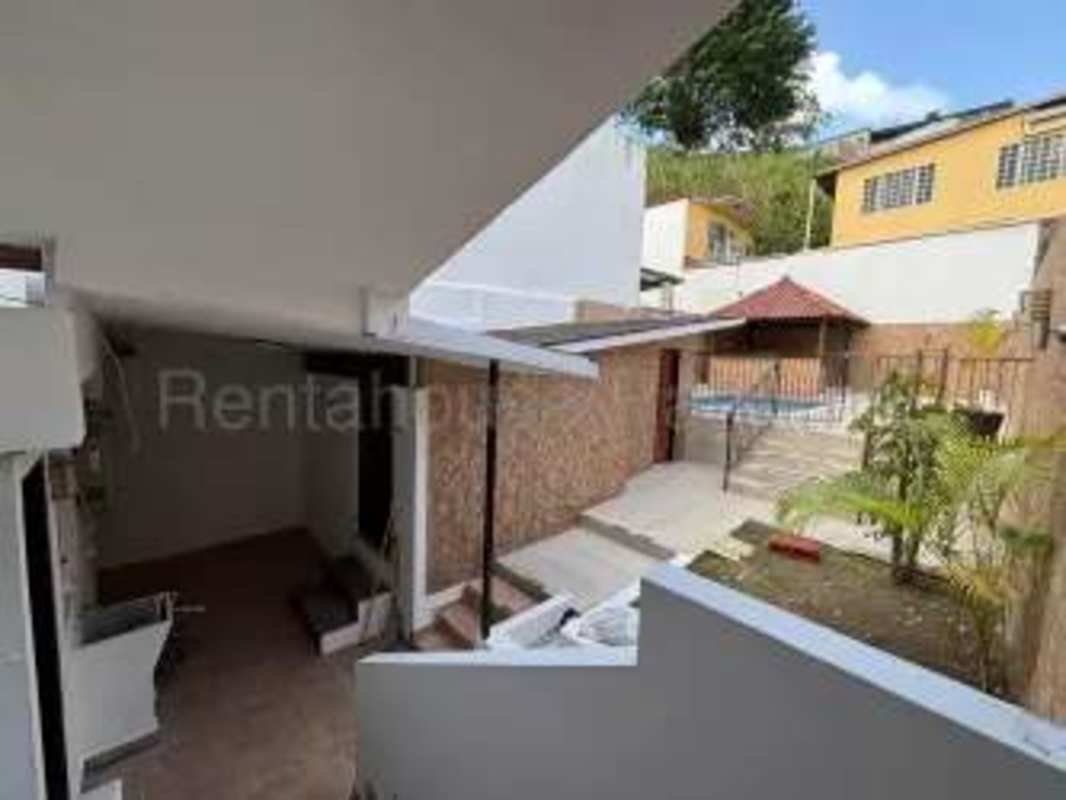 Backyard garden courtyard swimming pool gazebo barbecue house rental Panama City