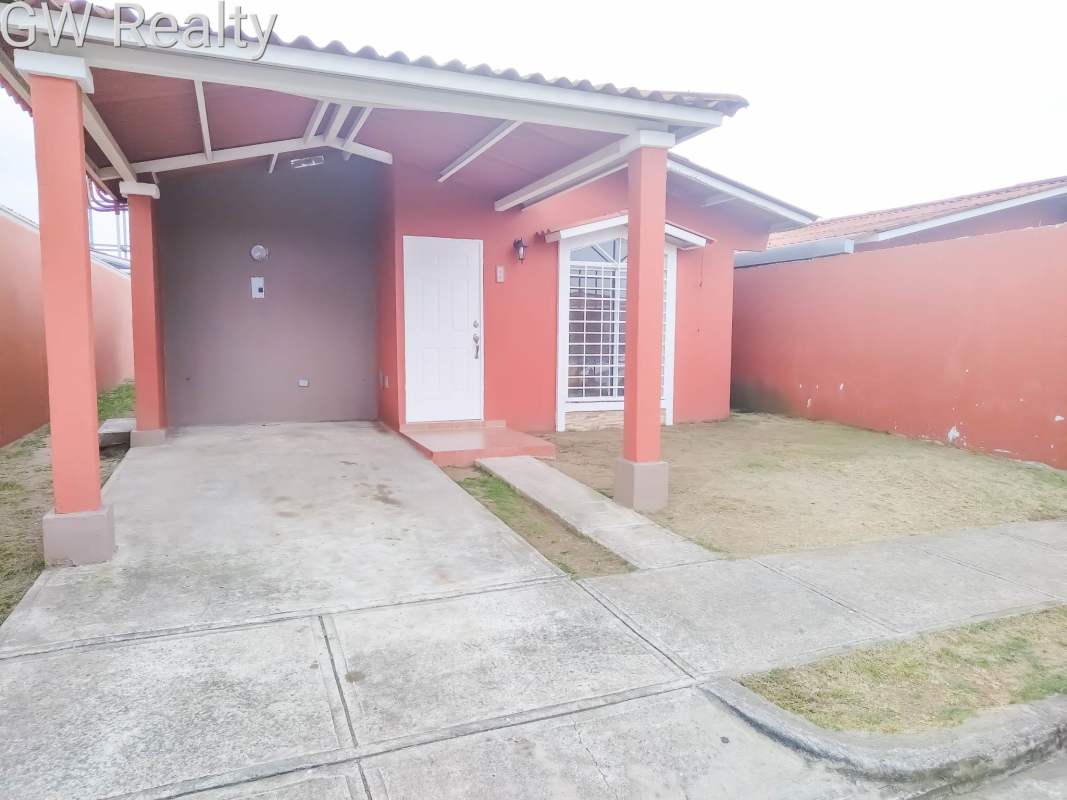 Single-story house exterior with front yard and parking in Colinas del Lago Las Cumbres Panama